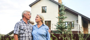 Paar freut sich über den Immobilien-Teilverkauf