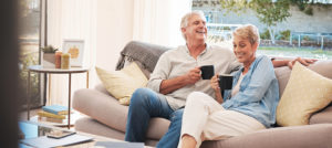 Älteres Paar freut sich über Immobilien-Teilverkauf