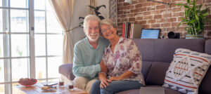Älteres Paar zufrieden mit Immobilien-Teilverkauf