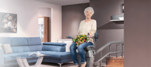 Ältere Frau nutzt ihren eigenen Treppenlift