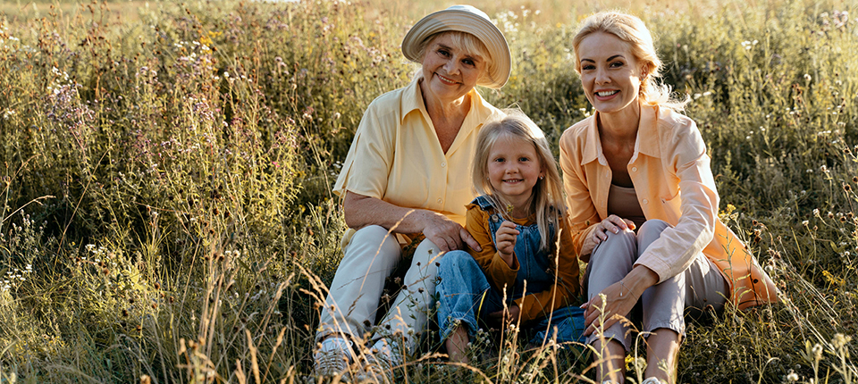 3 Generationen, die sich bereits mit der Vorsorge befasst haben: Großmutter, Mutter, Kind