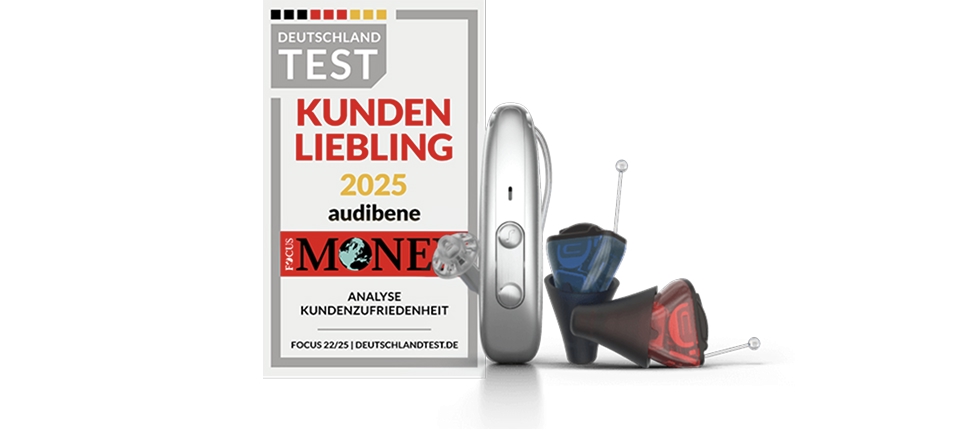 Auszeichnung von Deutschland Test als Kundenliebling 2025 für audibene, daneben verschiedene moderne Hörgeräte-Modelle in Silber, Blau und Rot.