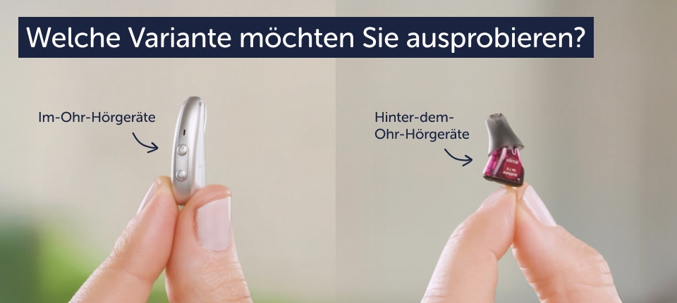 Vergleich zweier Hörgeräte-Typen: Links wird ein silbernes Hinter-dem-Ohr-Modell und rechts ein kleines, dunkles Im-Ohr-Modell zwischen zwei Fingern gehalten.