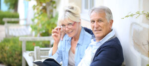 Ein glückliches Paar genießt Dank Immobilienverrentung die zweite Lebenshälfte sorgenfrei.