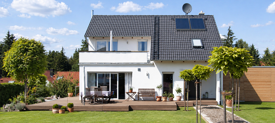 Ein Foto eines Hauses mit gut gepflegtem Garten.