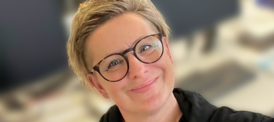 Melanie lächelt in die Kamera.